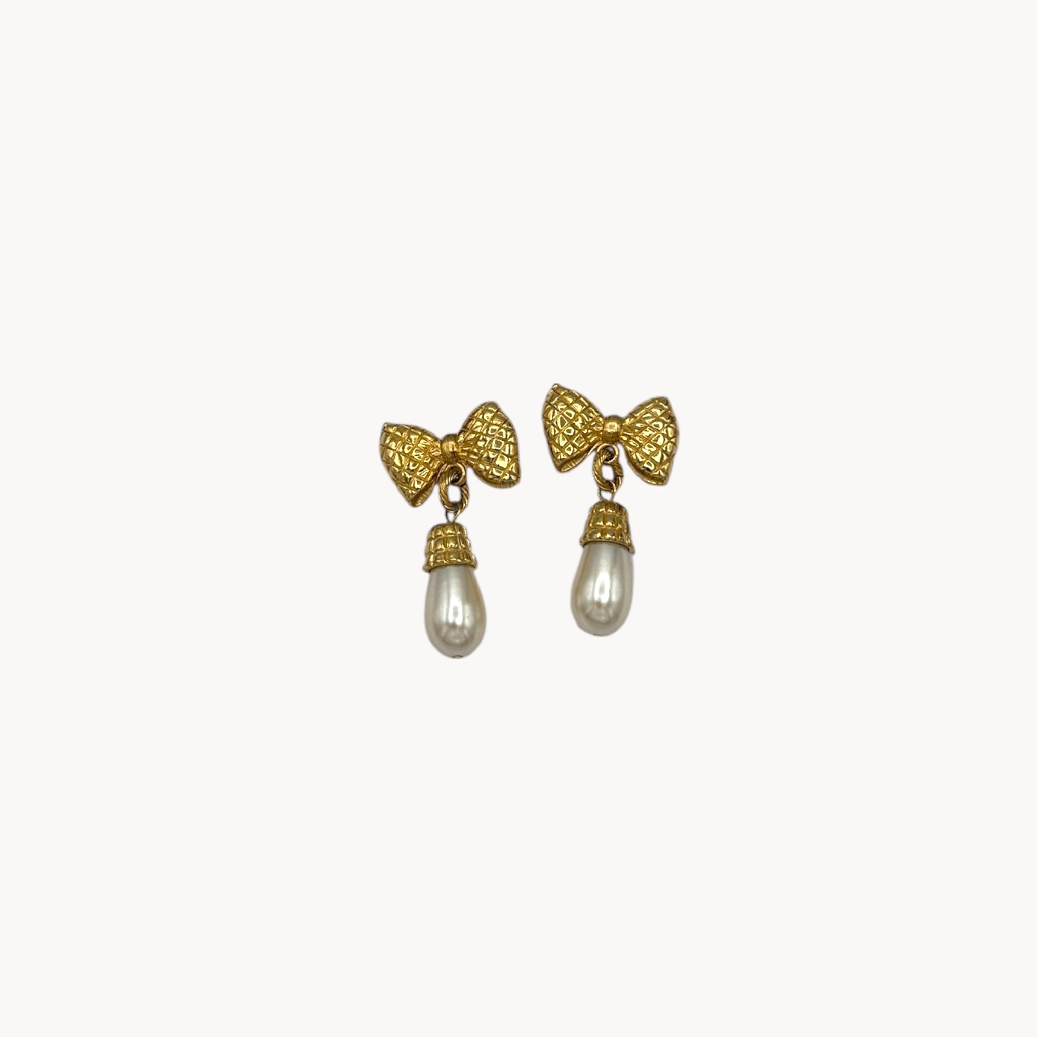 Vintage 1980s gold bow earrings with faux pearl drops, unsigned pierced bridal jewelry.