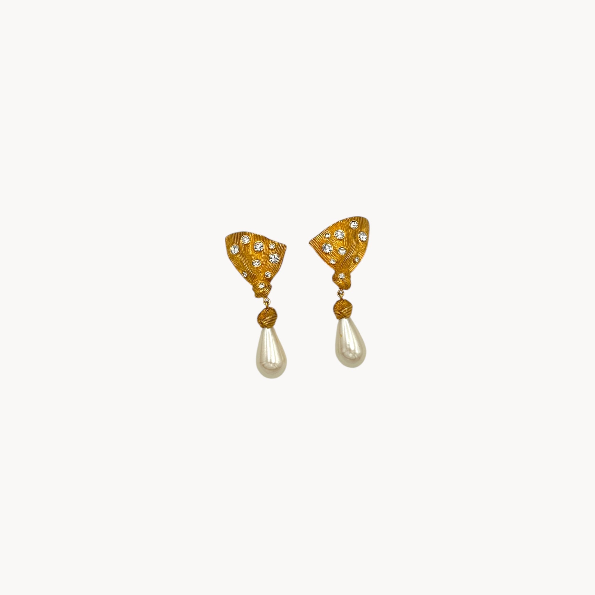 Vintage Marvella clip-on earrings with gold fan-shaped tops, crystal accents, and faux pearl drops, 1980s bridal jewelry.