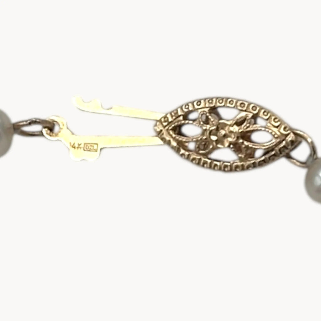 Close up of clasp and 14K mark.