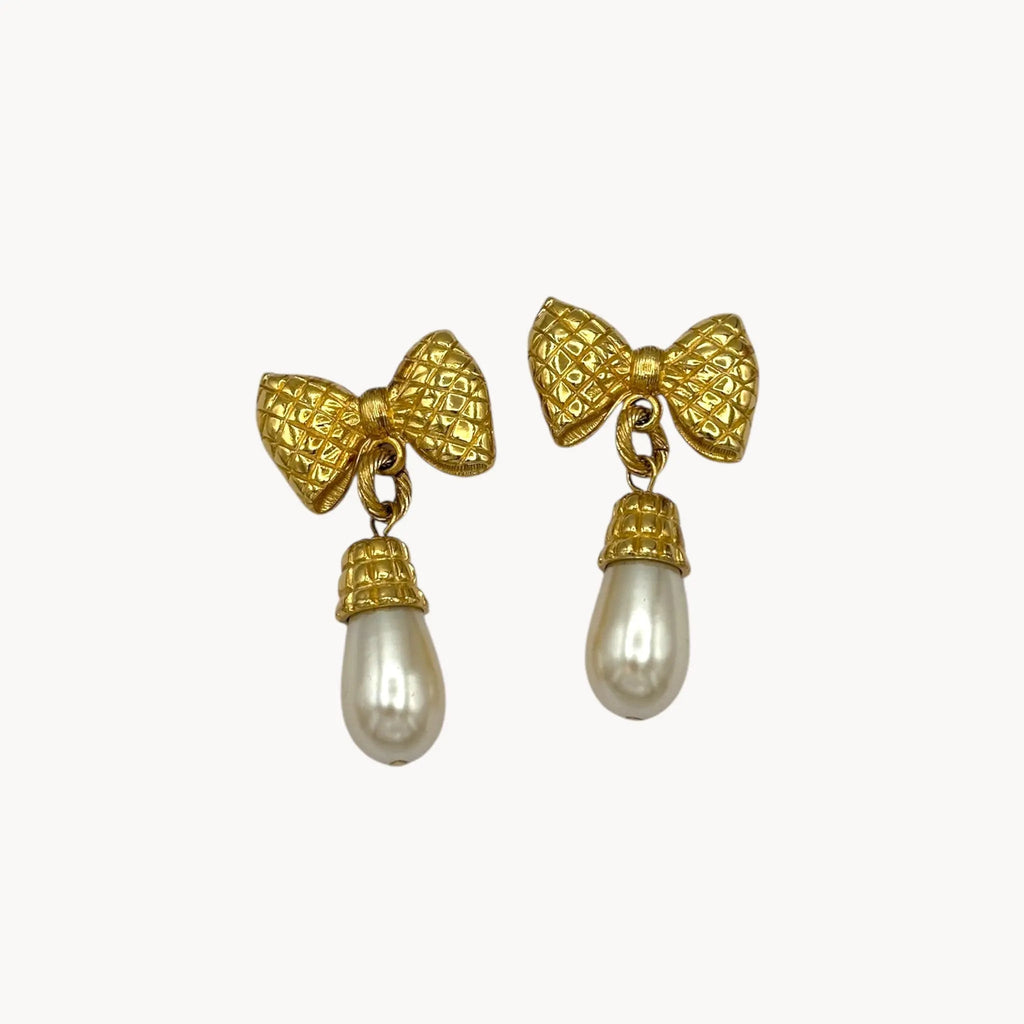 close up view Vintage 1980s gold bow earrings with faux pearl drops, unsigned pierced bridal jewelry.